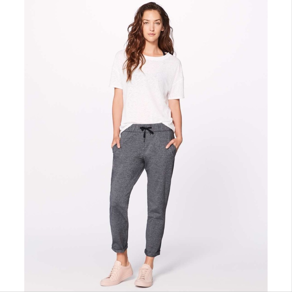 Lululemon On The Fly Pant 7/8 Pant in Heathered Black